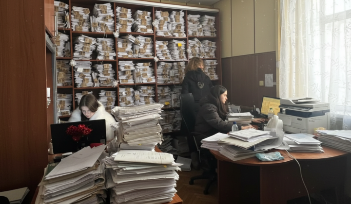 Судді працюють у замерзлих залах