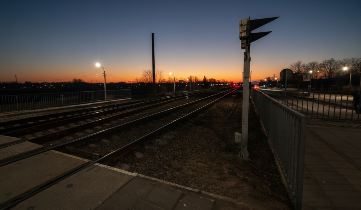 Man ignores traffic light on railroad