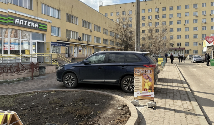 Пішохідна алея перетворилася на парковку