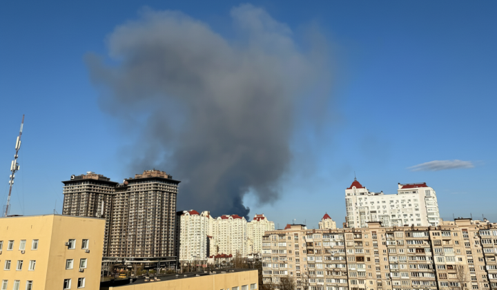 Fire in Troyeshchyna: smoke over Kyiv