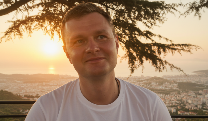 Портрет Олексея Кавицкого на фоне бизнеса