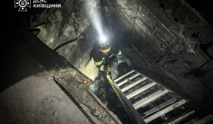 Rescuers lifting girl from the shaft