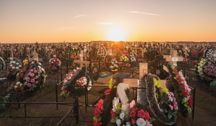 Люди обсідають військових у формі
