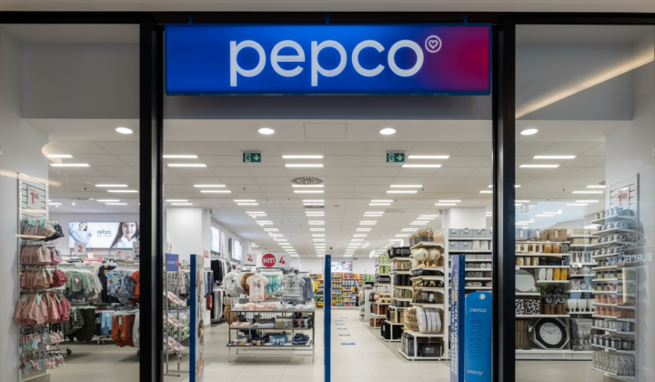 Логотип мережі Pepco на фоні магазину