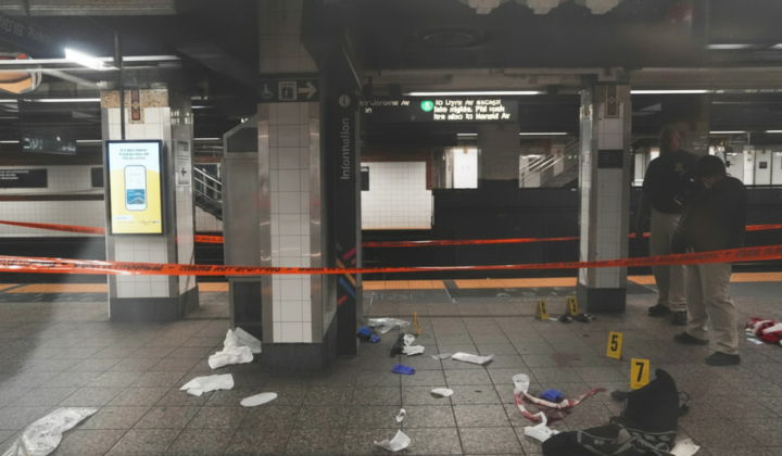 Machete attack in NYC subway: police shoot suspect after three injured