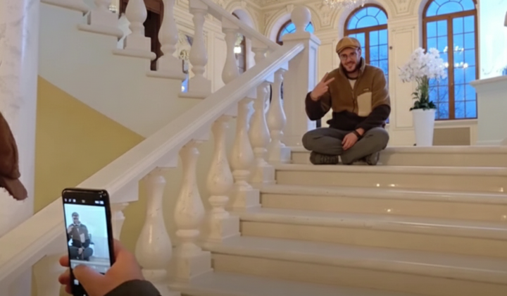 Foreign journalists in ruined Mariupol theater