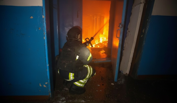 Рятувальники визволили трьох жінок з палаючого будинку