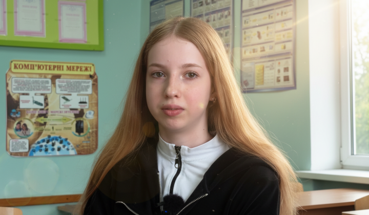 14-летняя школьница демонстрирует свой смарт-браслет