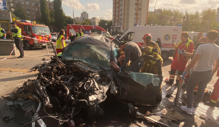 Авария на скорости: Mercedes в толпу