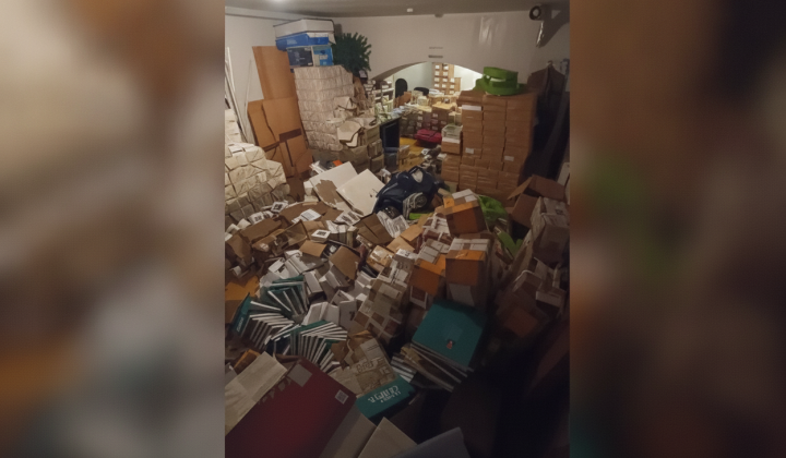 Книги в калюжі на підлозі