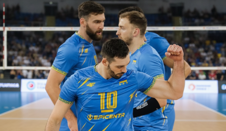 Сборная Украины по волейболу играет с Японией
