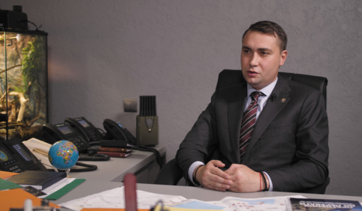 Глава української розвідки позіхаючи з втомленням
