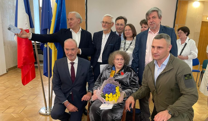 Изображение Лины Костенко с Орденом Почетного легиона