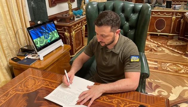 Президент Украины подписывает закон