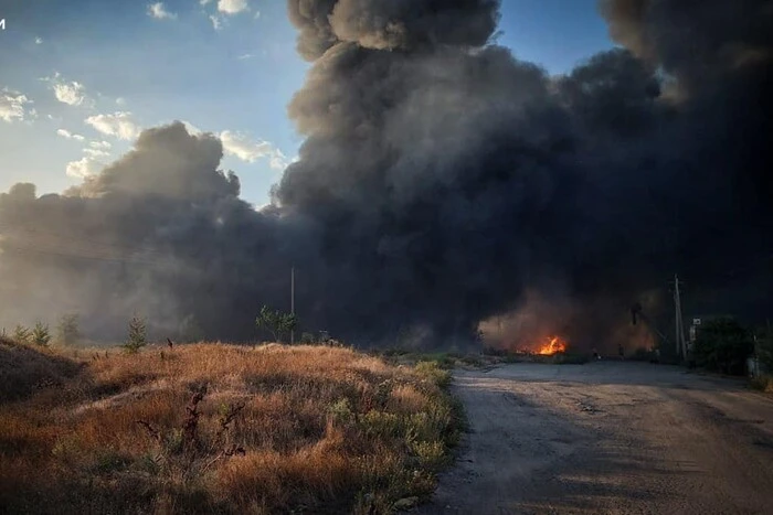 Спалах асфальтного заводу в Миколаєві. Чорний дим над містом.