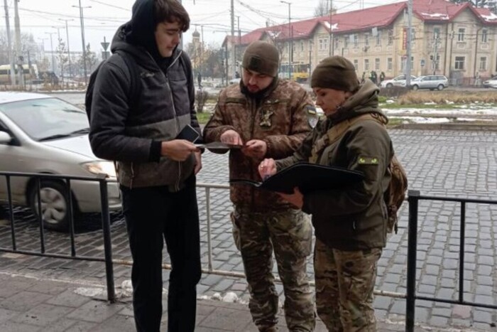 Перевірка даних чоловіків на вулиці