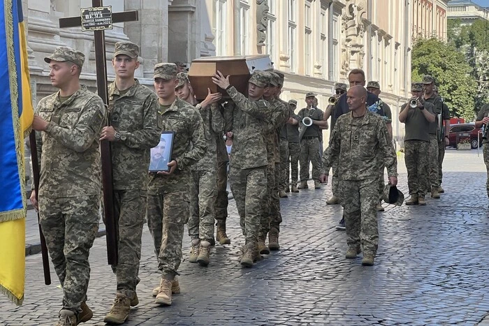 Військовий у формі на похоронах