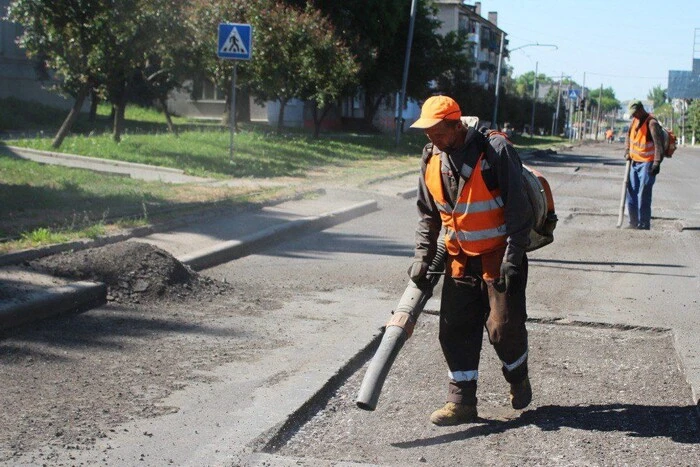 Депутат ремонтирует дороги в прифронтовых городах