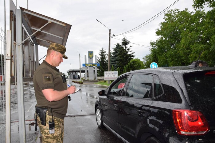 Украинские пограничники у границы