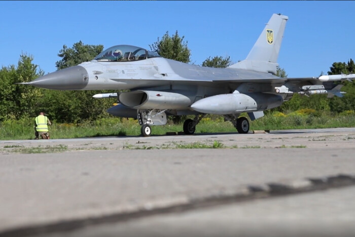 Зеленский на фоне F-16 в Украине