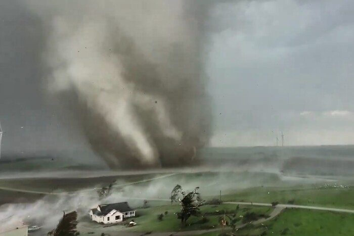 У США пронесся смертельный торнадо (видео)