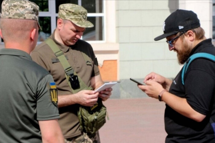 Чоловік отримує повістку на вулиці