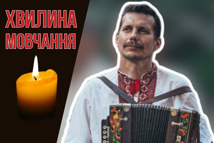 Николай Ленко играет на гармонике