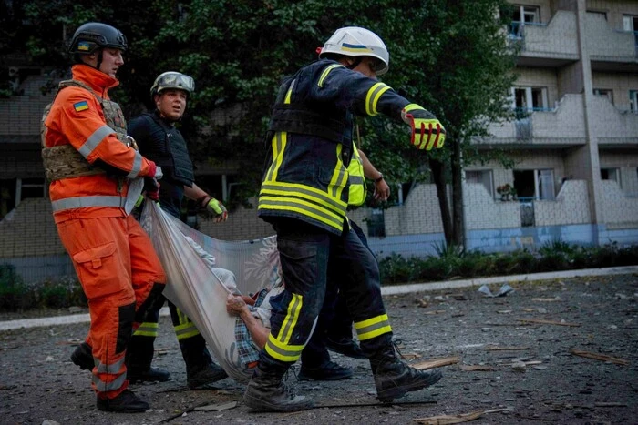 Разрушенное здание гериатрического пансионата в Сумах