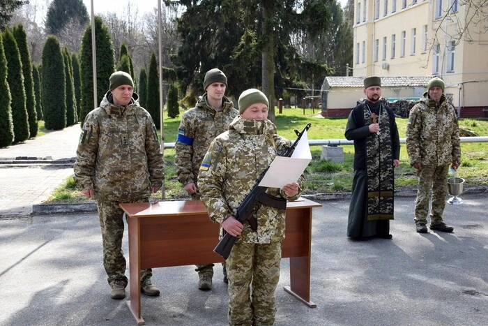 Молодой новобранец обучается перед призывом