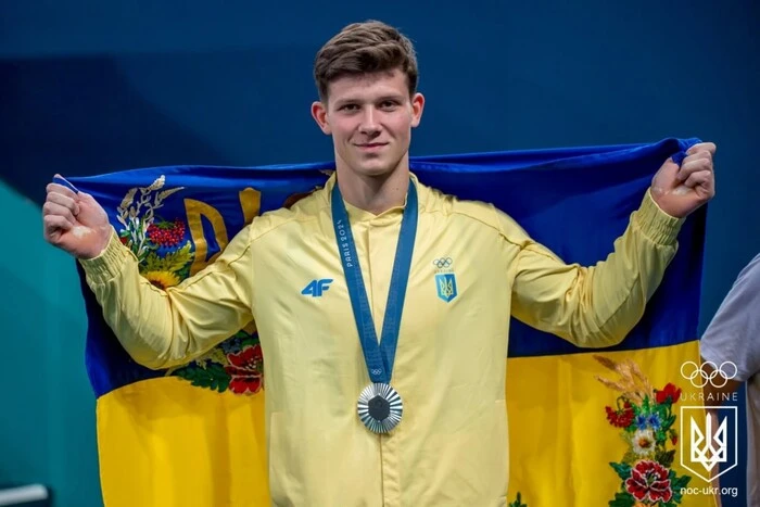 Українські олімпійці на підіумі Парижа