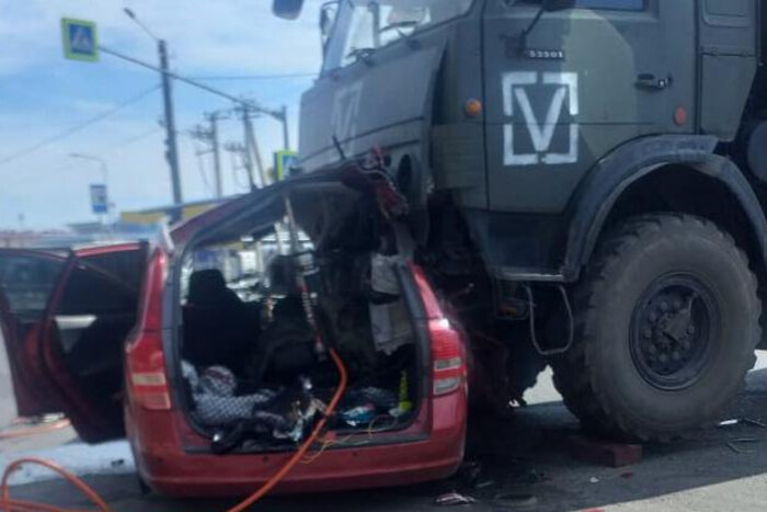 Фото аварії зі зіткненням військового автомобіля з легковиком