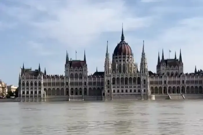 Здание венгерского парламента затопляется