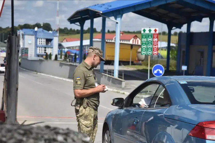 Чоловік з пораненими руками на контрольно-пропускному пункті