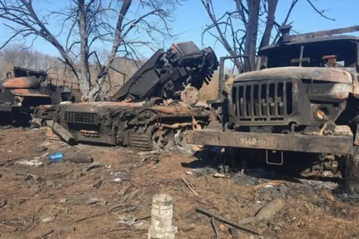 Фото зі зброєю і автомобілями військових