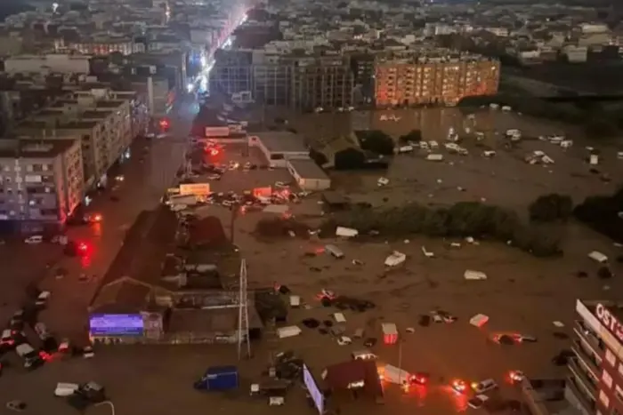 Много людей под водой