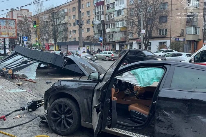 ДТП в Хмельницком: автомобиль врезался в остановку общественного транспорта 