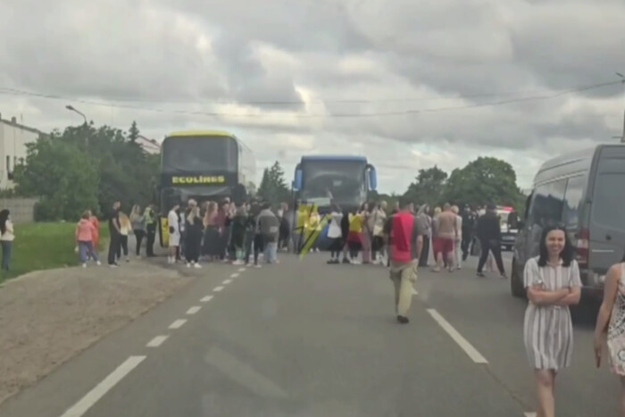 Пассажиры автобуса блокируют дорогу в Львовской области