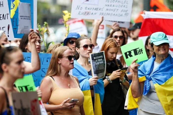 Показ фильма «Русские на войне» в Торонто вызвал масштабные проукраинские протесты