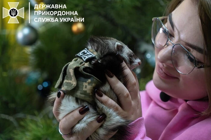 Прикордоннице с необычным питомцем Мстёй