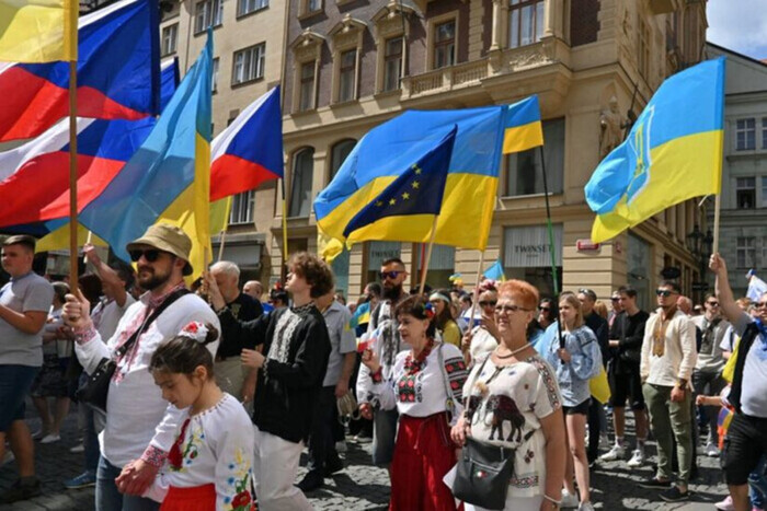 Зображення українців, що повертаються додому