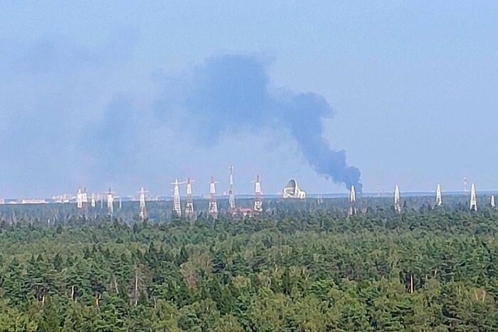 Палаюча будівля аеродрому в Чкаловському