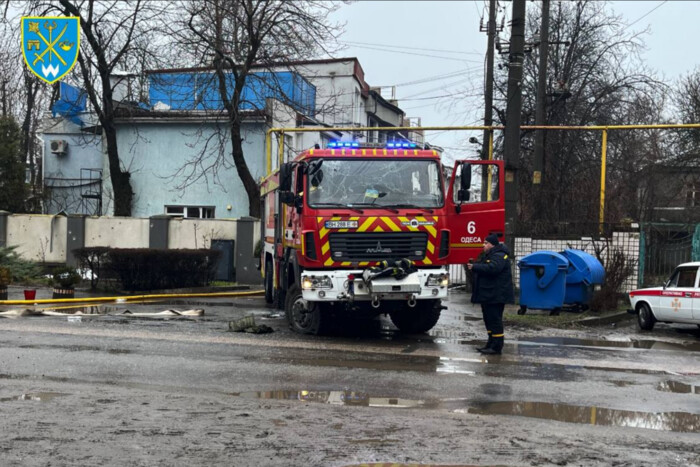 Осколки здания в Одессе после обстрела