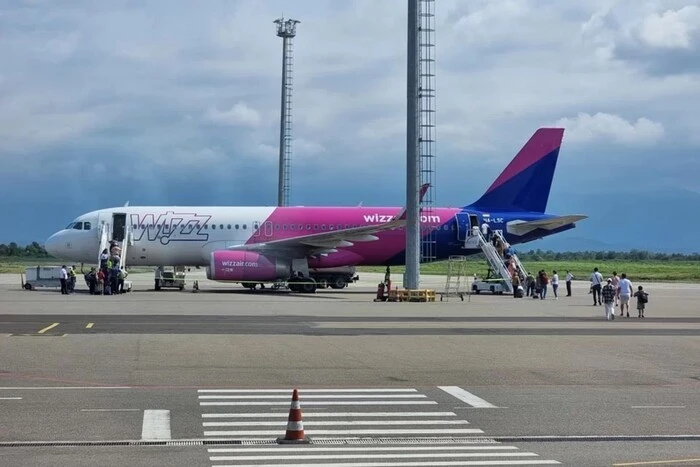 Літак Wizz Air під блискавками