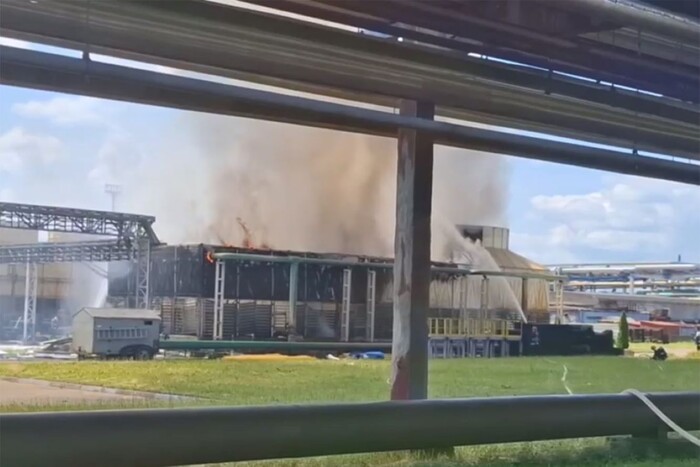 Пожар на нефтеперерабатывающем заводе в Беларуси: спасатели показали видео