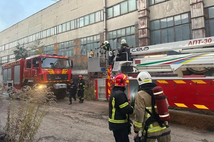 У Львові спалахнула пожежа на території автобусного заводу (фото)