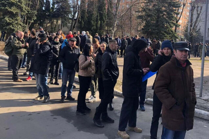 Очереди возле ТЦК в Полтавской области