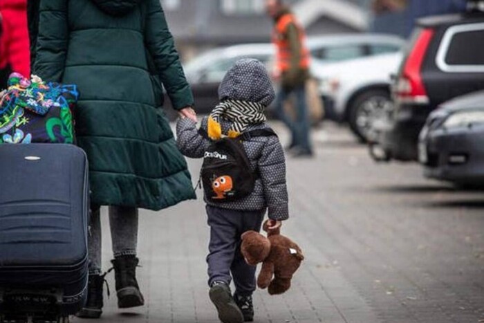 Група українців, щасливо від'їжджає до Німеччини