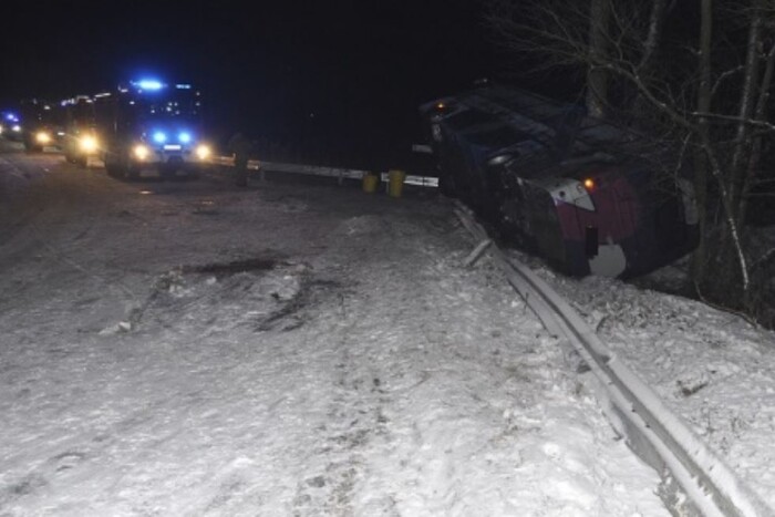 Паркований автобус злетів у кювет