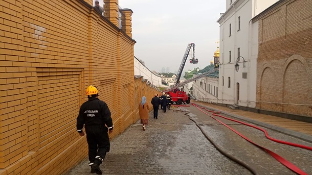 У Києво-Печерській лаврі сталася пожежа: є постраждалі (фото)
