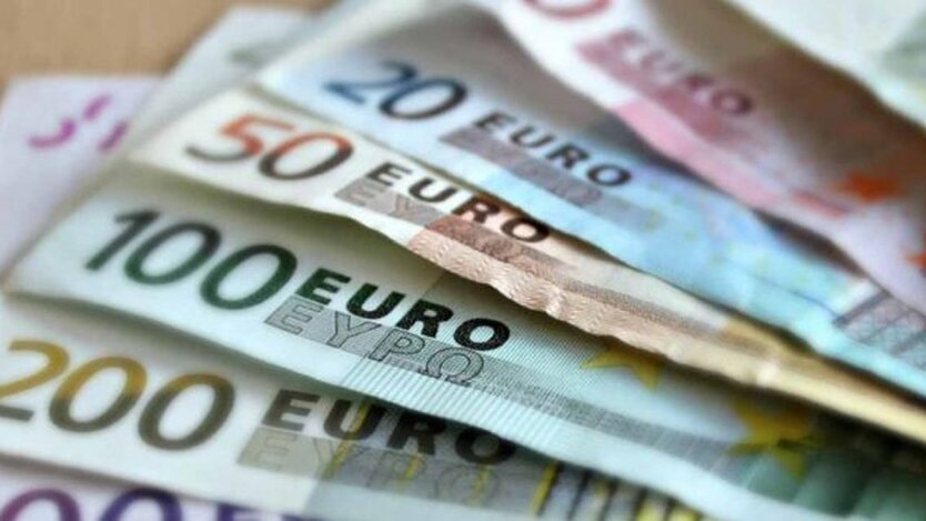 Єврокупюри у вигляді сміття